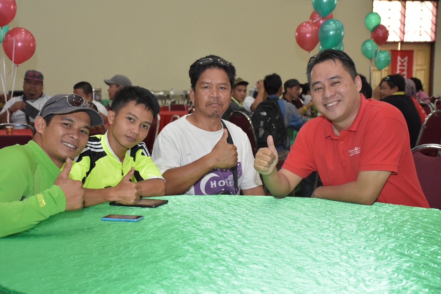 Photo 2: Spending time with Kinabalu mountain guides at Maxis’ Christmas charity do. (From right - Melvin Jeffrine Mojinun, Maxis Head of Sabah Region and the mountain guides)