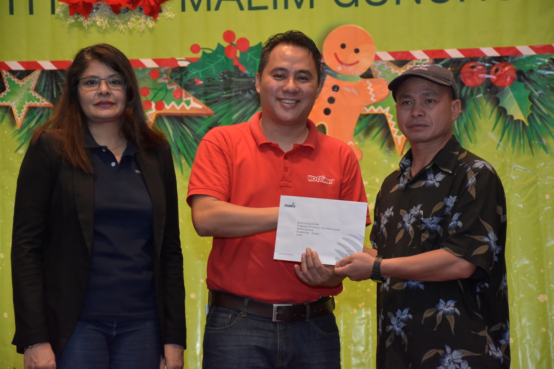 Photo 4: Maxis contributed RM10,000 to Richard Soibi, Chairman, Mount Kinabalu Guides Association. (From Left, Mariam Bevi Batcha, Head of Corporate Affairs and Melvin Jeffrine Mojinun, Maxis Head of Sabah Region)