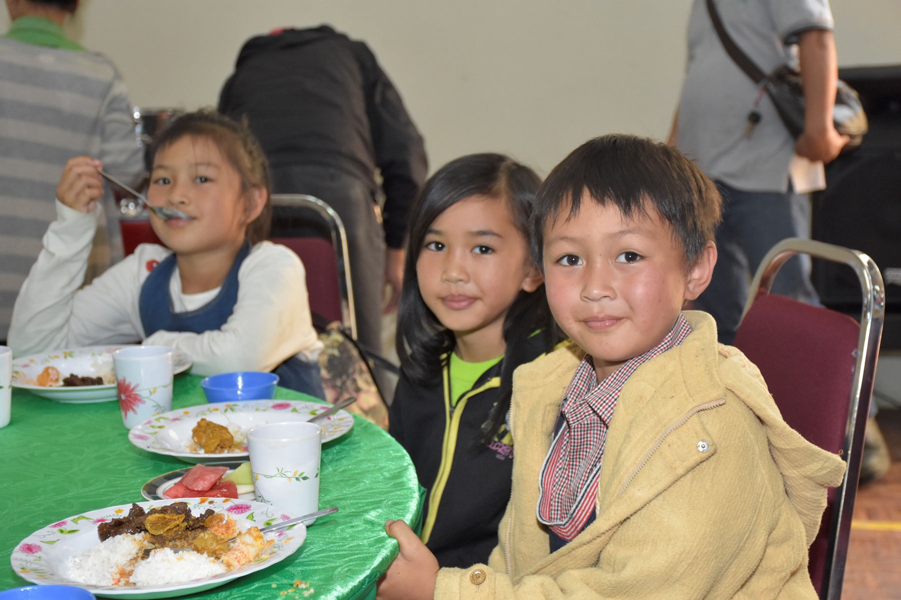 Photo 5: Children of the members of Mount Kinabalu Guides Association joining their parents for early Christmas celebration with Maxis.