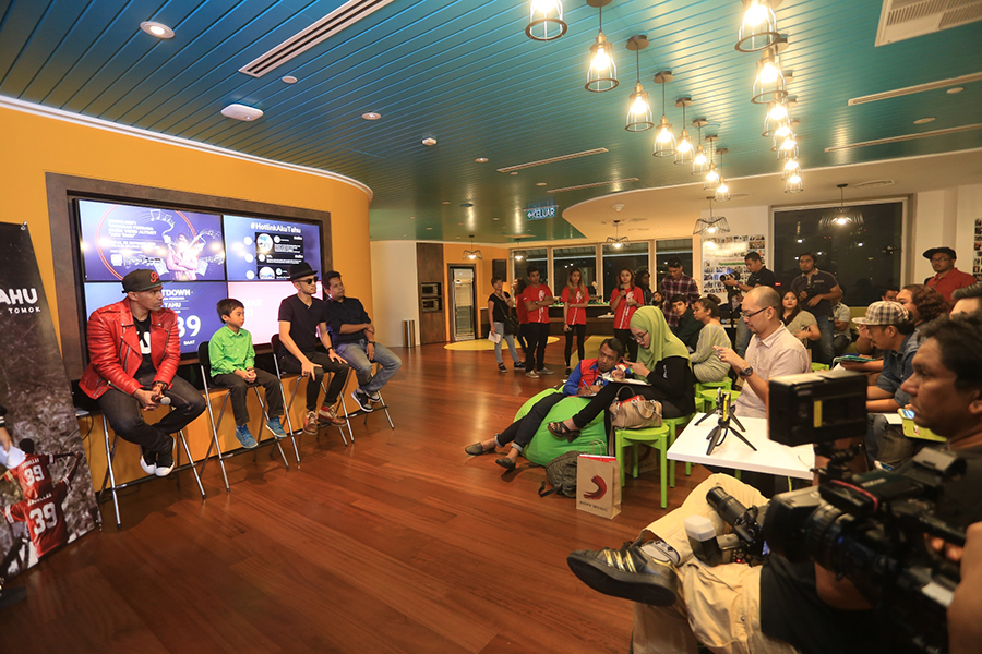 Altimet (far left) answering questions during the live Q&A session with fans and media via Periscope, prior to the launch of his new music video yesterday. Together with him are Tomok (3rd from left), and Khairul Azri (far right), the director of the video.