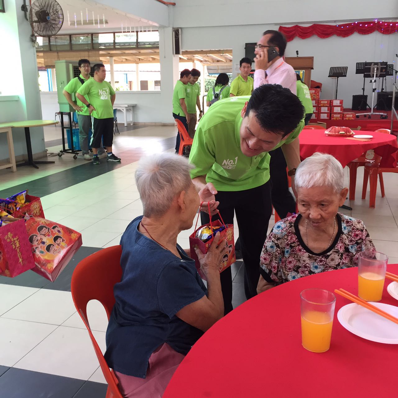 Maxis brings CNY gifts for the residents 