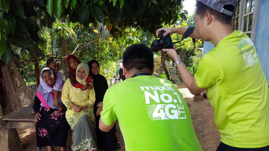 Maxis mengambil gambar orang-orang kampung