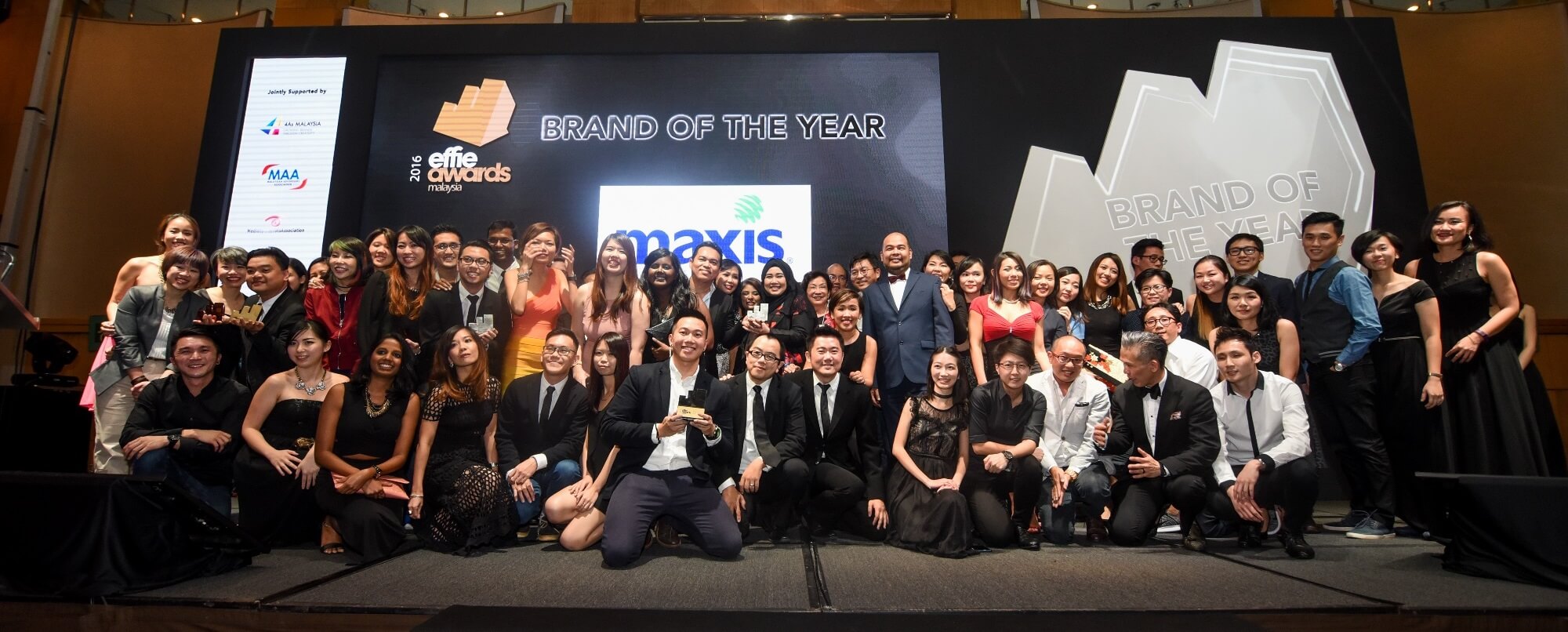 Pasukan Maxis meraikan kemenangan 'Jenama Terbaik' di Anugerah Effie Malaysia 2016.