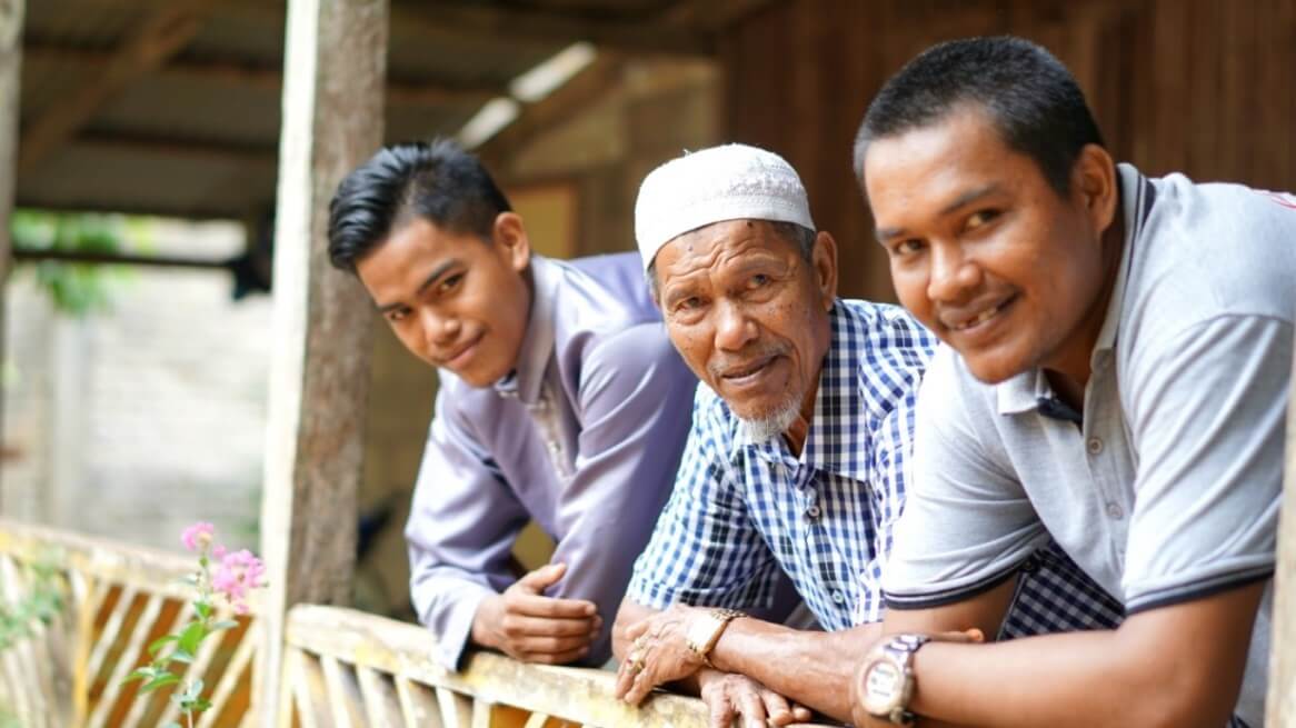 Orang-Orang Kampung bersedia untuk mengambil gambar