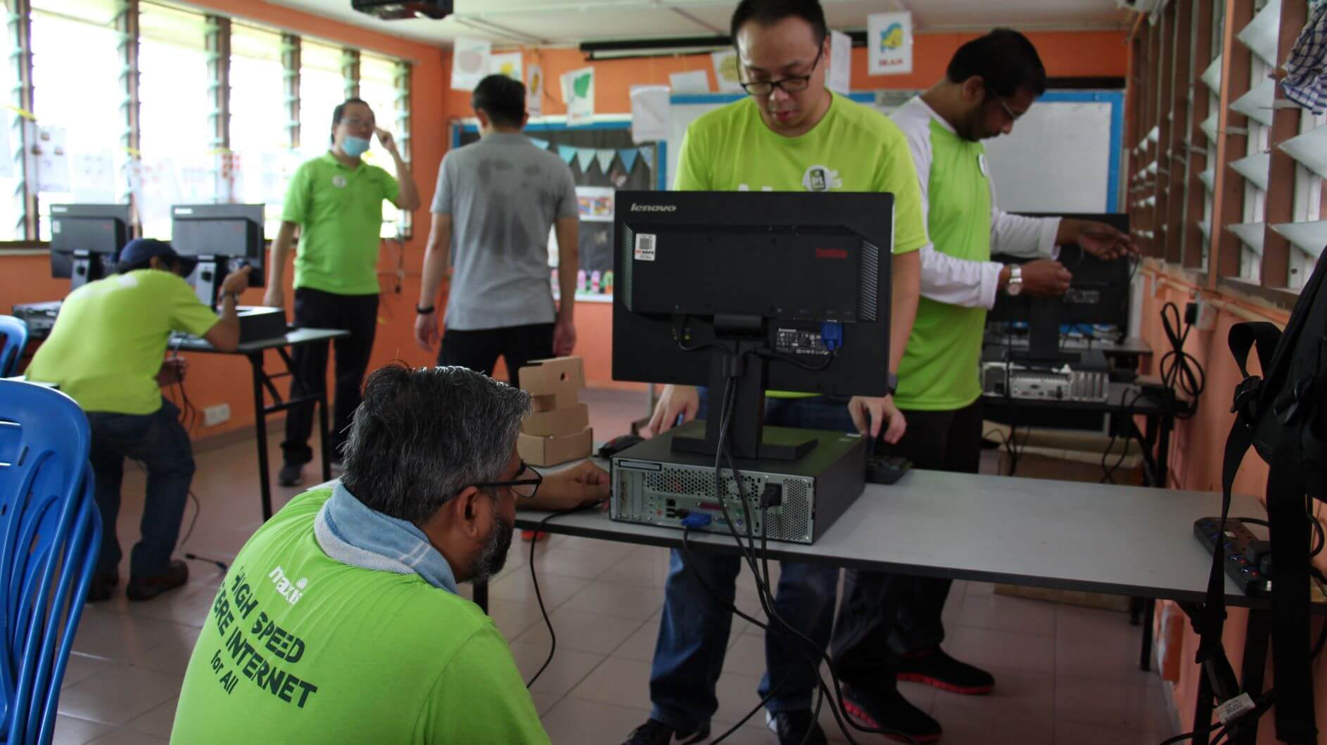 Maxis brings cheer to students of SJKT Ladang Escot in conjunction with Deepavali