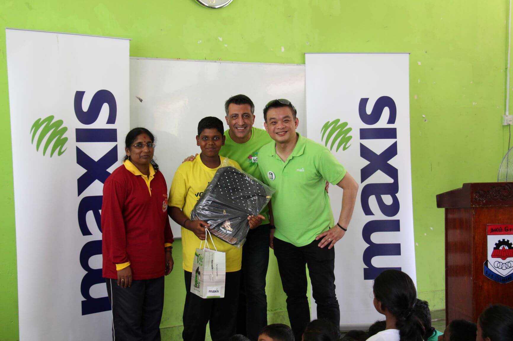 Maxis membawa keceriaan kepada para pelajar SJKT Ladang Escot sempena perayaan Deepavali