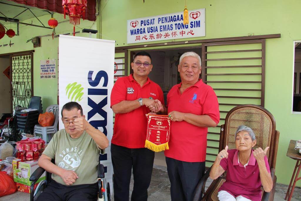 Maxis meraikan Tahun Baru Cina bersama penghuni dua buah rumah warga emas di Seremban dengan sesi dandanan