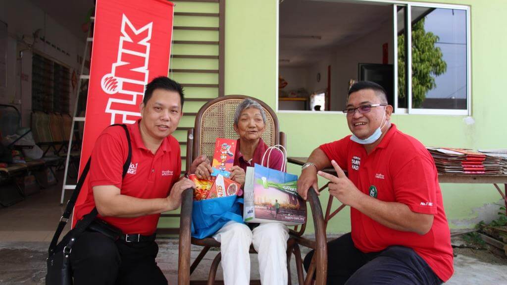 Maxis celebrates CNY with residents of two Seremban old folks homes with festive makeover