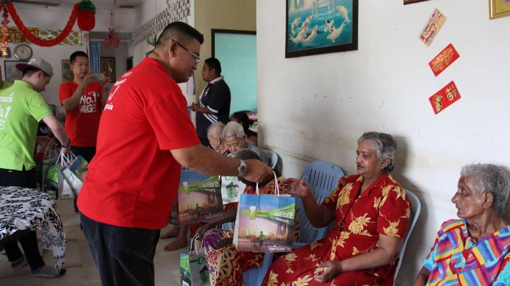 Maxis meraikan Tahun Baru Cina bersama penghuni dua buah rumah warga emas di Seremban dengan sesi dandanan