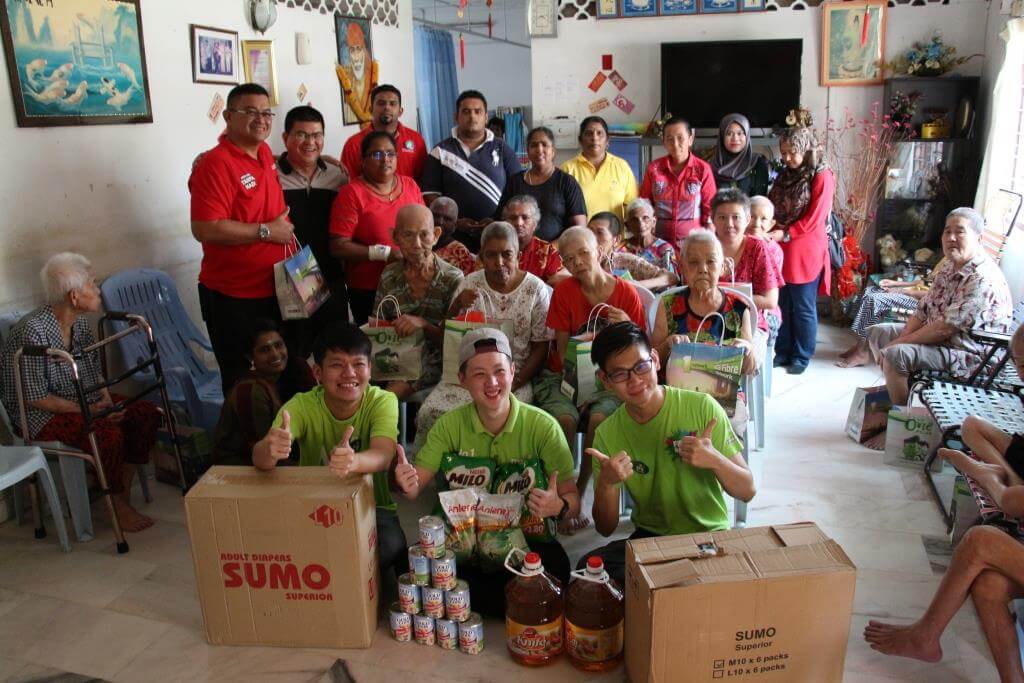 Maxis celebrates CNY with residents of two Seremban old folks homes with festive makeover