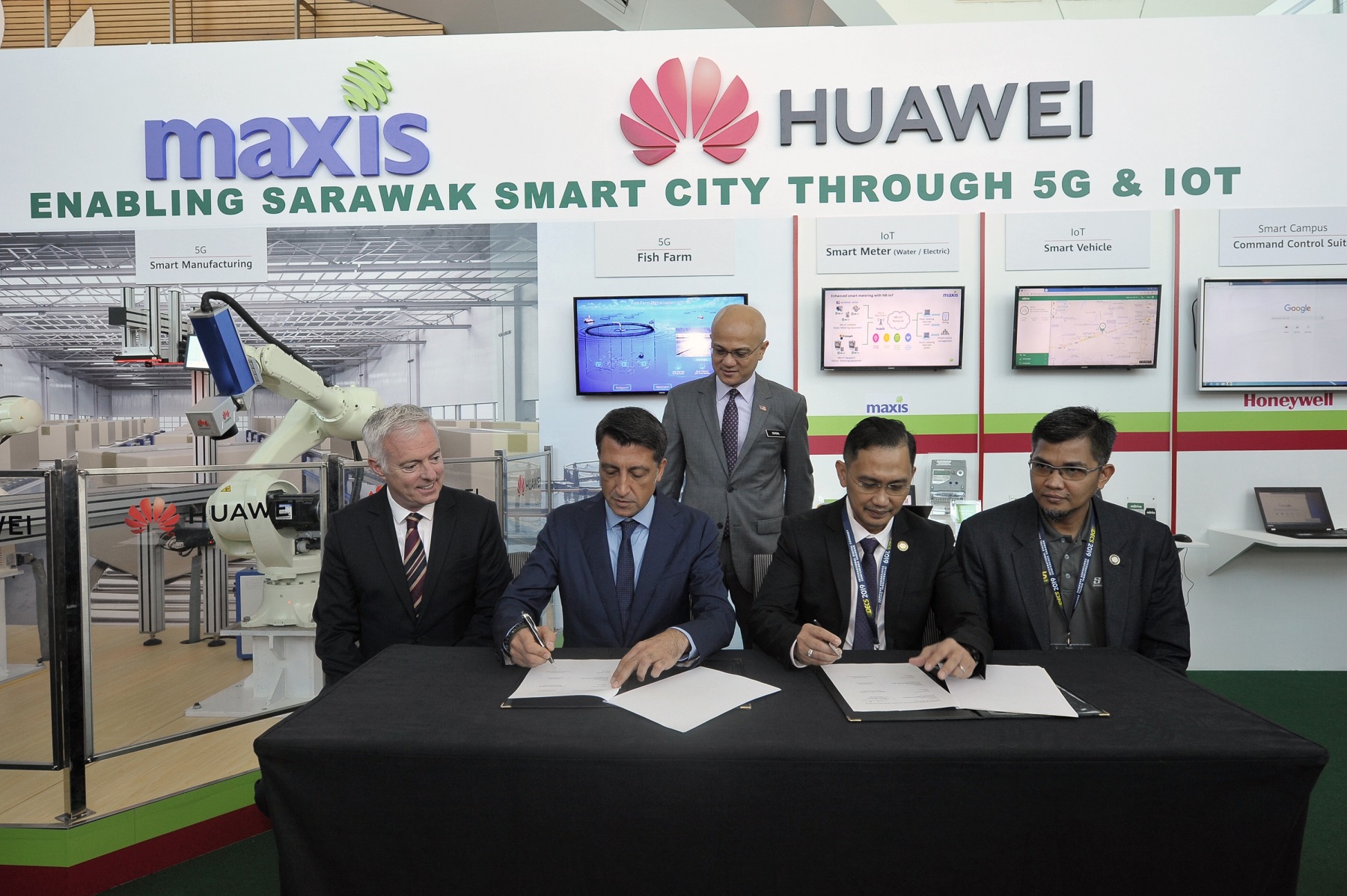 Maxis stamps commitment to Sarawak with smart connectivity solutions, signs MoU with SMA