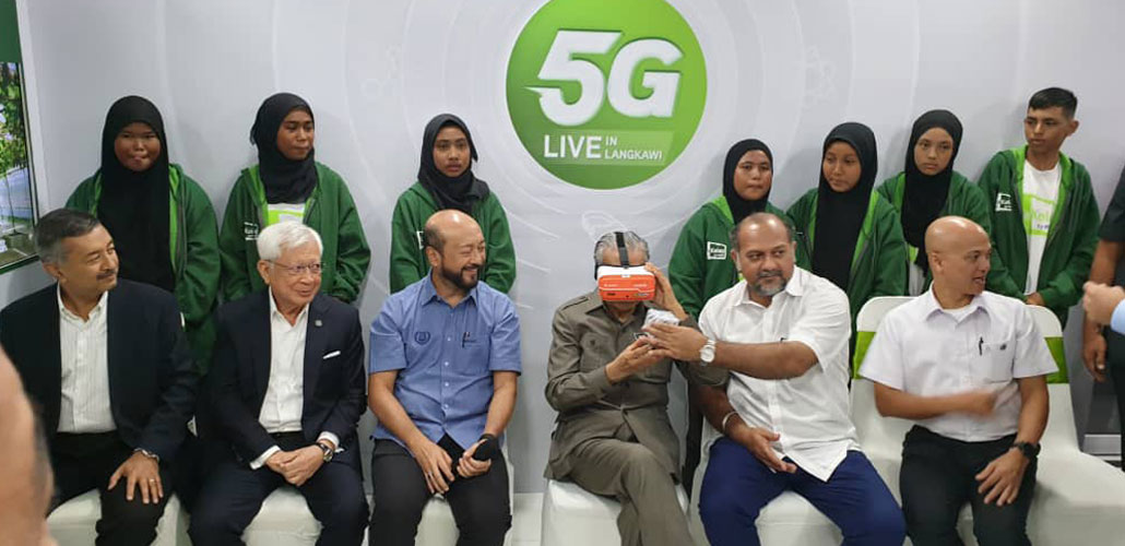 Tun Mahathir using 5G VR