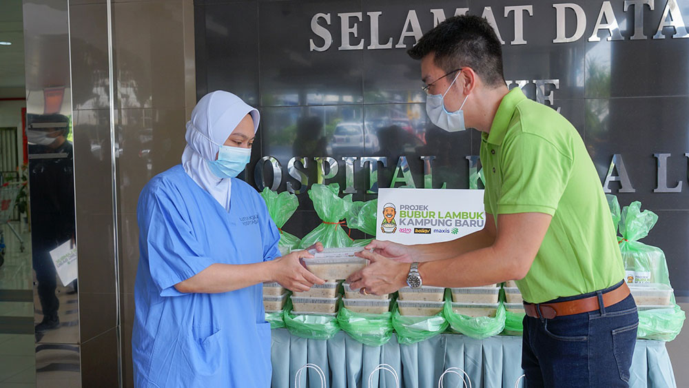 Maxis Distributes Bubur Lambuk to Frontliners