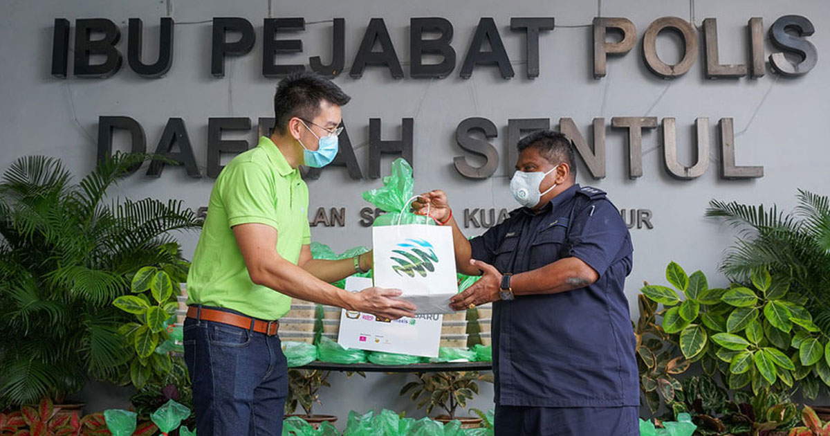 Maxis Distributes Bubur Lambuk to Frontliners