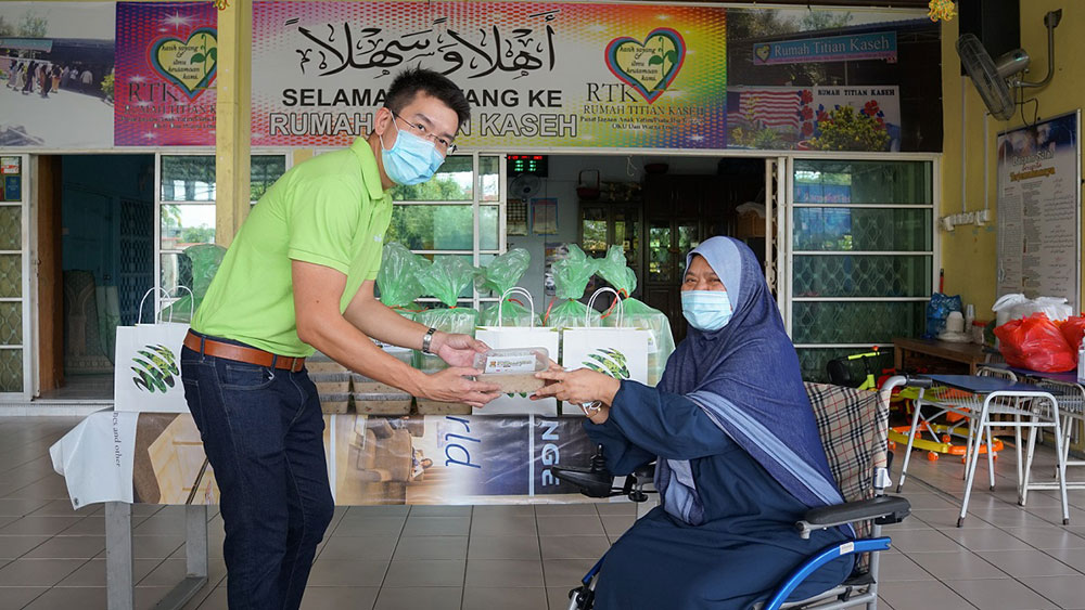 Maxis Distributes Bubur Lambuk to Frontliners