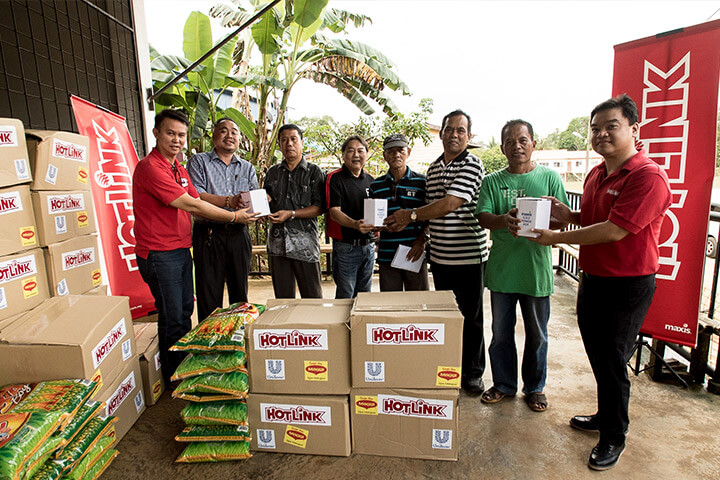 Maxis helps flood victims turn their pots for boiling water into phone chargers