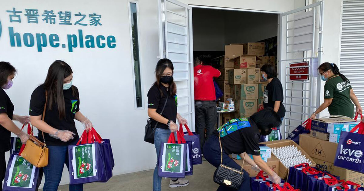 Maxis continues festive community outreach, contributes protective aid to Sarawakian families over Christmas