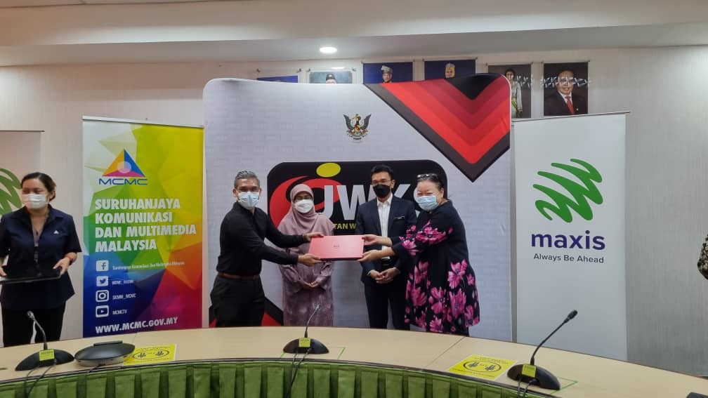 Refurbished devices for Sarawak's B40 women