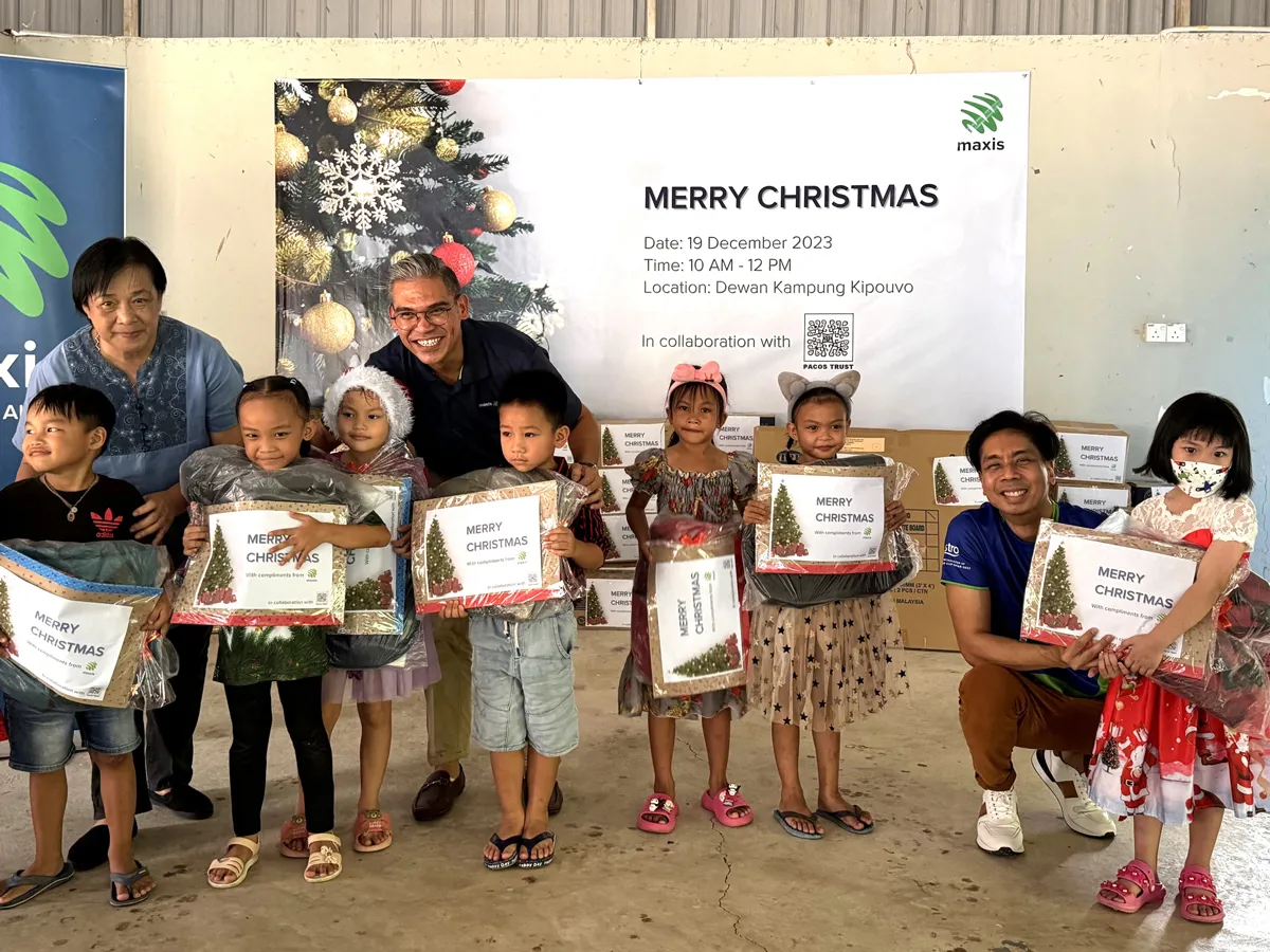 Maxis spreads Christmas joy to Penampang, Sabah Community Learning Centres