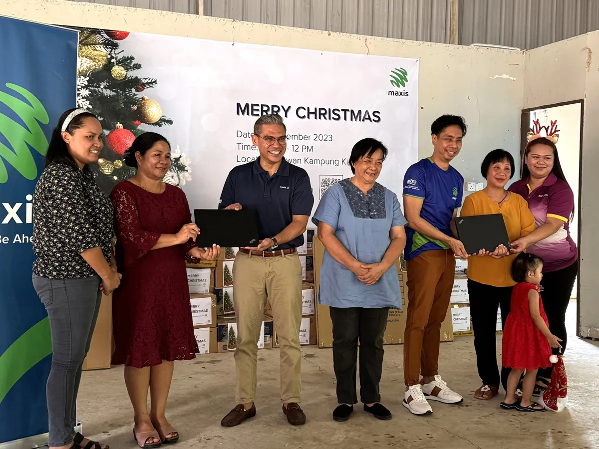 Students and their family members received gift packs from Maxis
