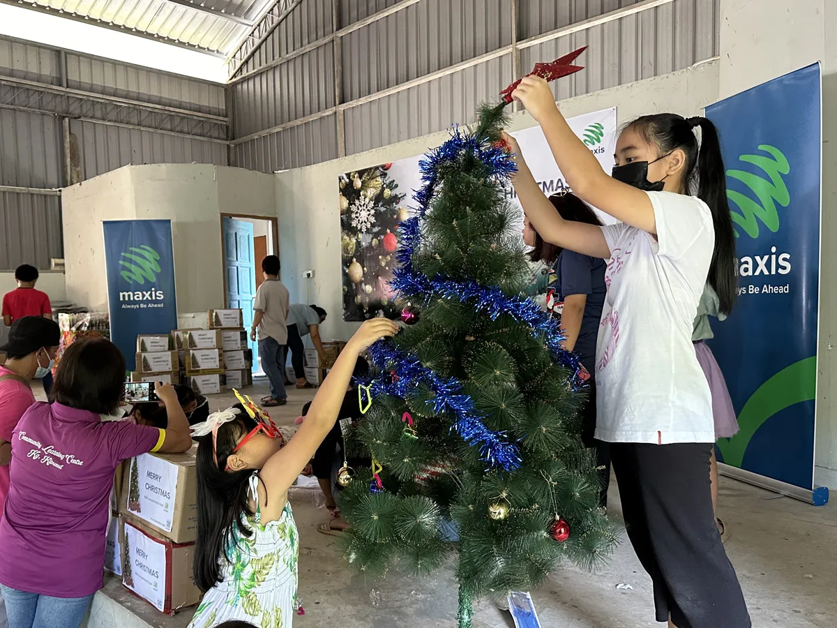 mSquad decorating the Christmas tree with the children