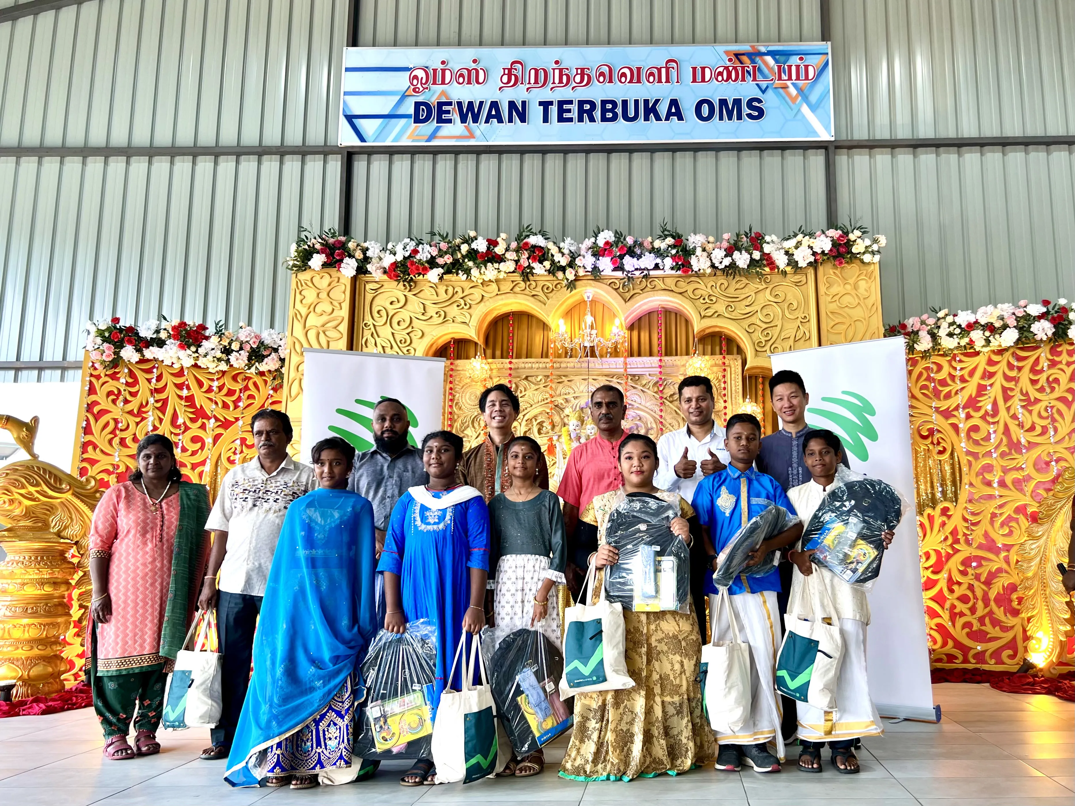 Maxis lights up Deepavali celebrations with SJKT Ladang Senawang students, teachers, and parents