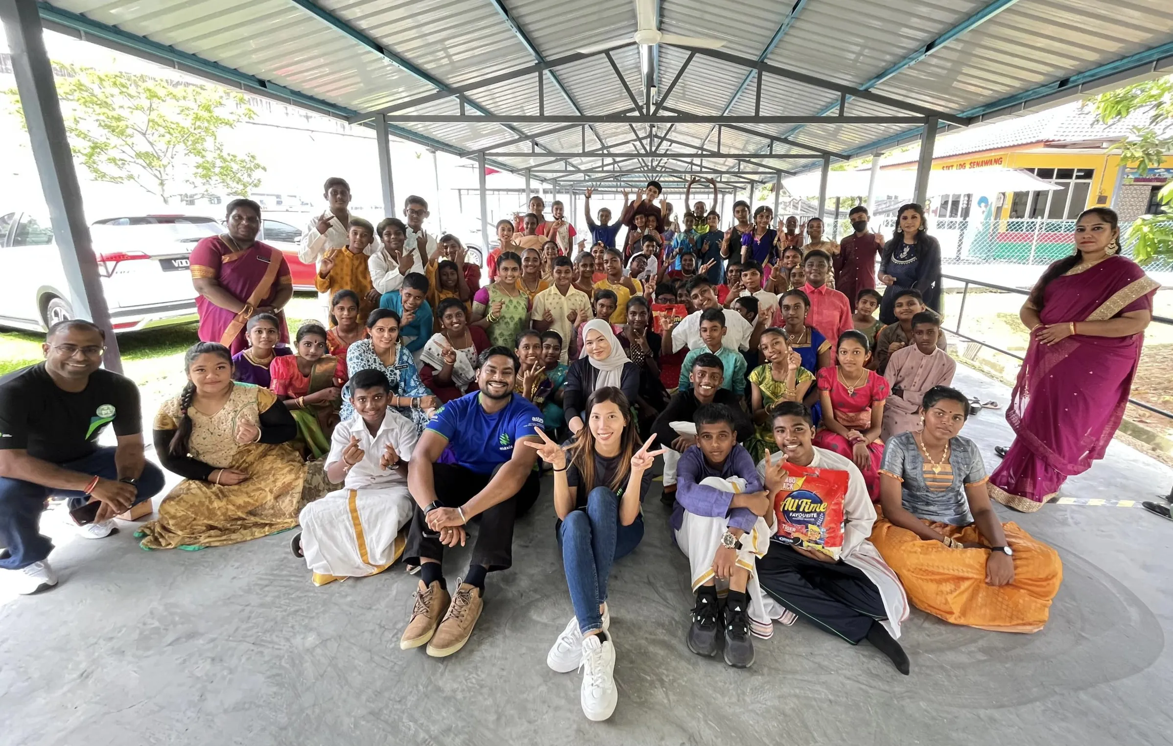 Maxis lights up Deepavali celebrations with SJKT Ladang Senawang students, teachers, and parents