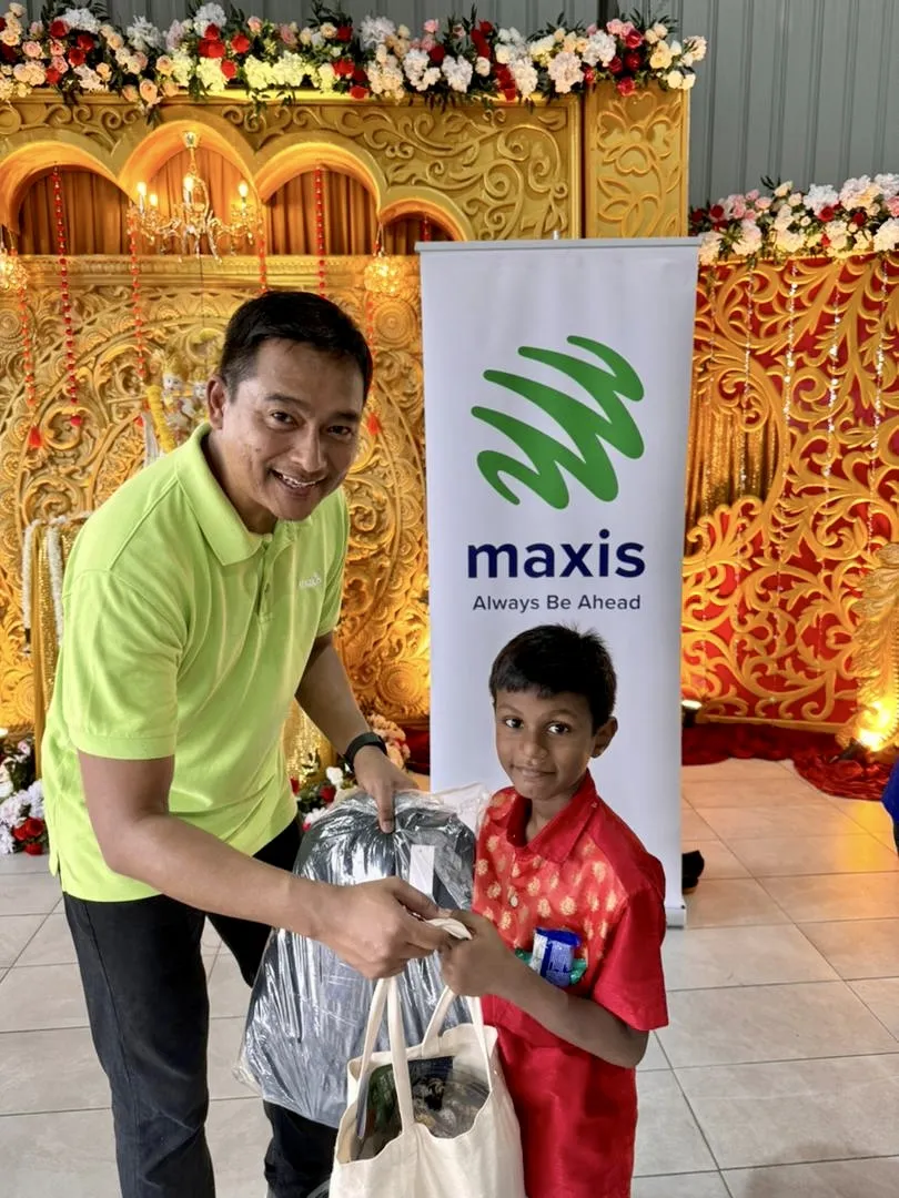 Maxis lights up Deepavali celebrations with SJKT Ladang Senawang students, teachers, and parents