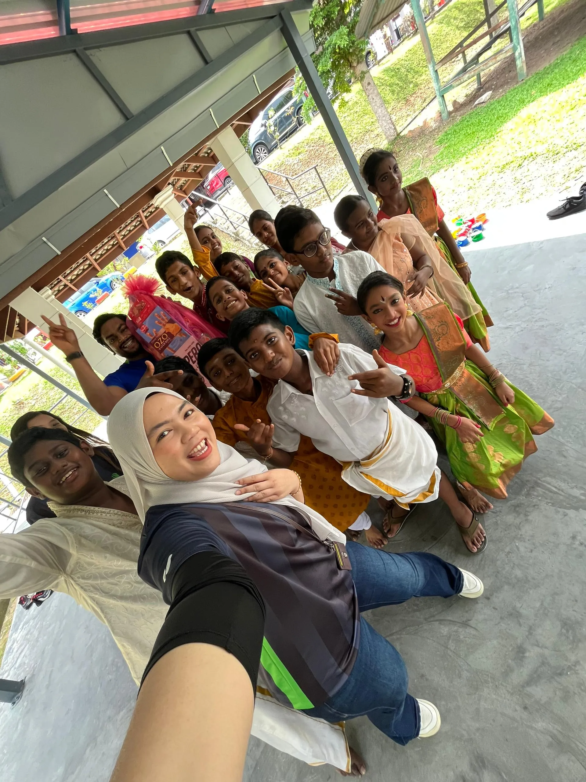 Maxis lights up Deepavali celebrations with SJKT Ladang Senawang students, teachers, and parents