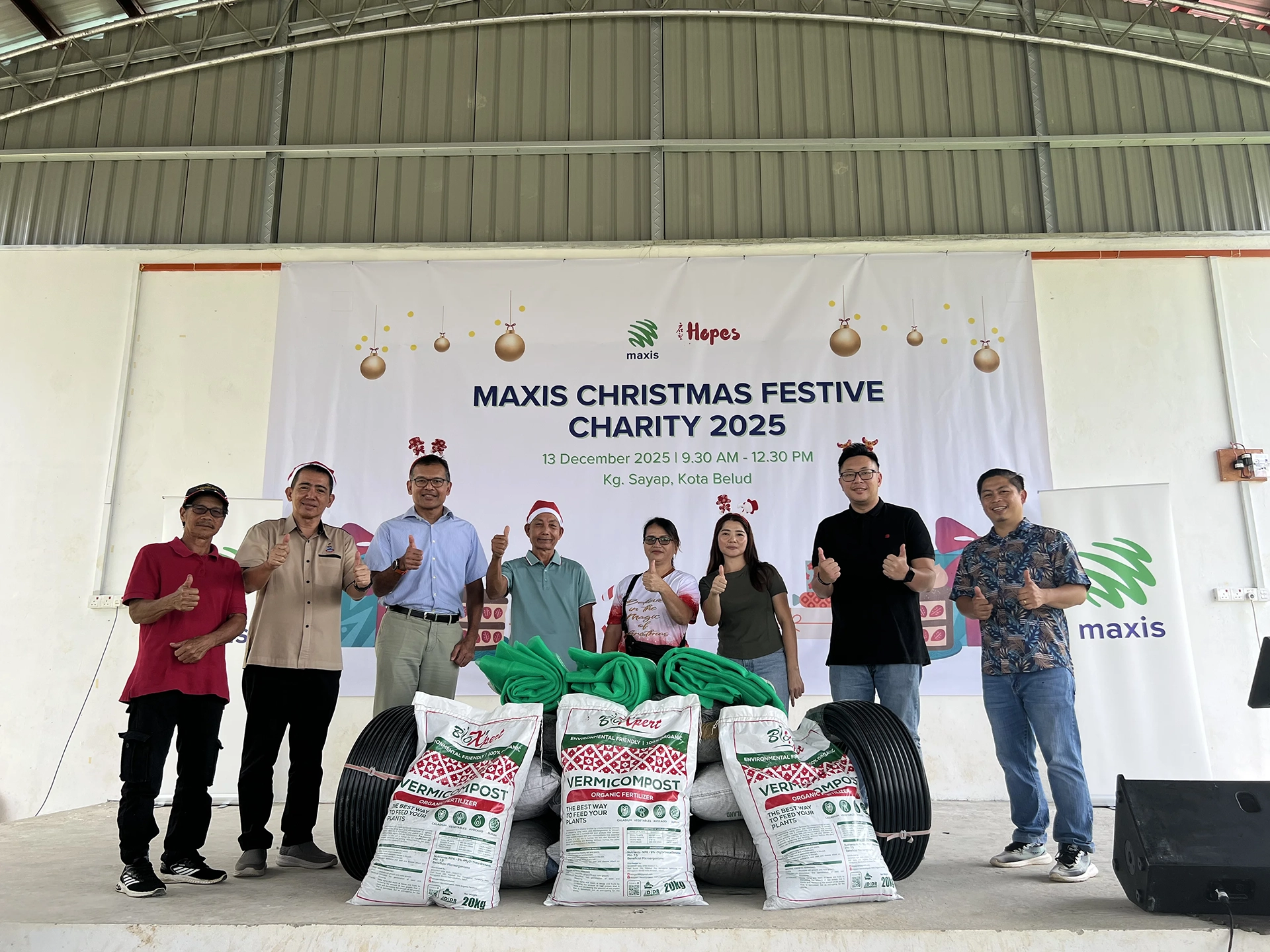 Maxis celebrates the joy of Christmas with the community of Kampung Sayap, Kota Belud