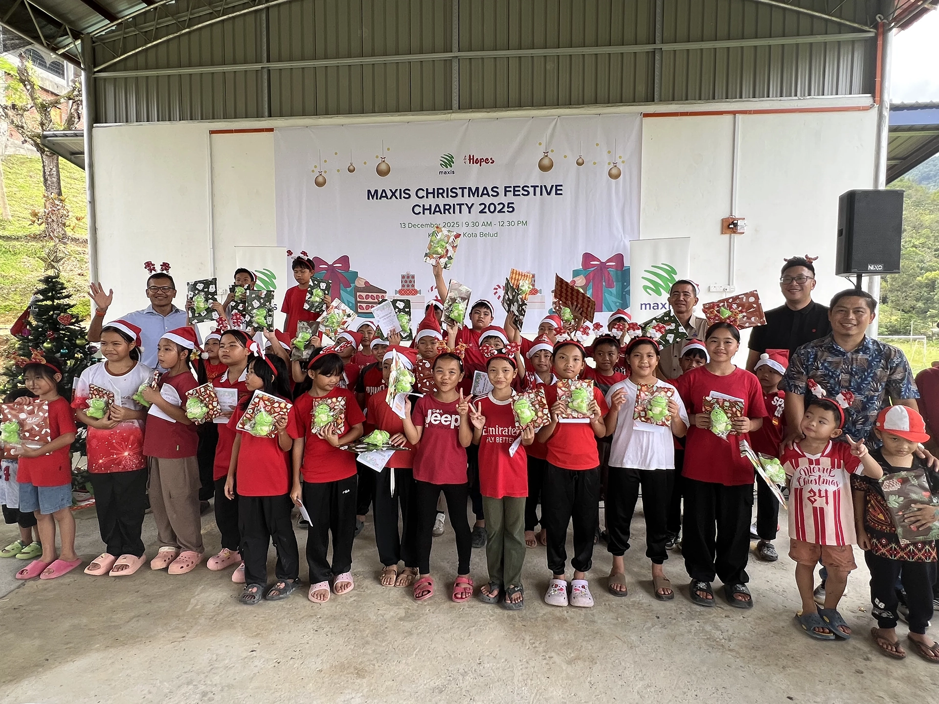 Maxis celebrates the joy of Christmas with the community of Kampung Sayap, Kota Belud