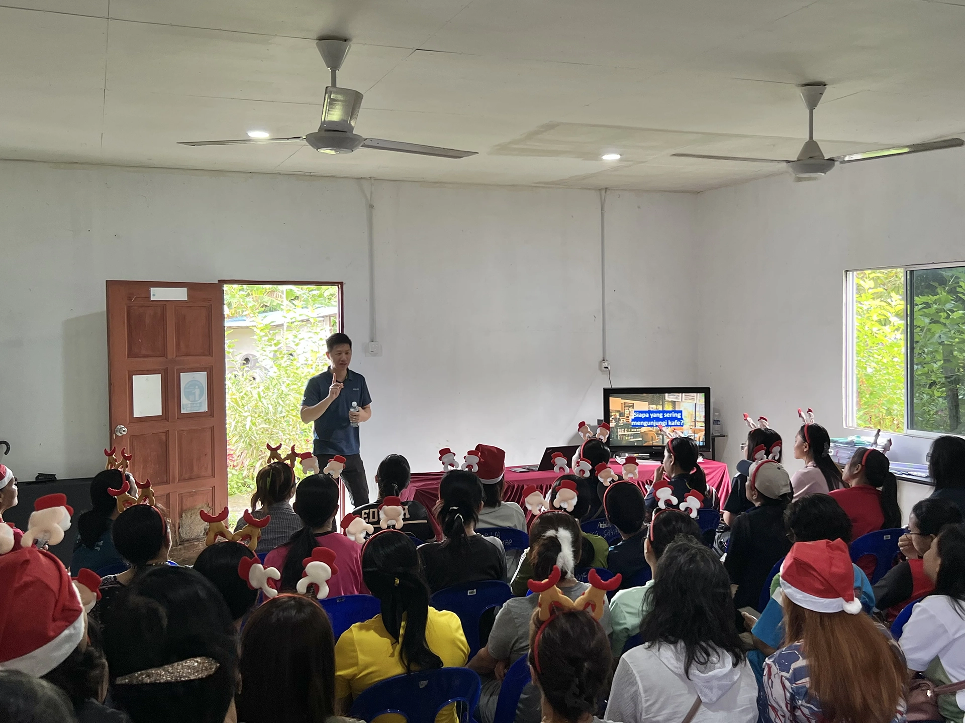 Maxis celebrates the joy of Christmas with the community of Kampung Sayap, Kota Belud