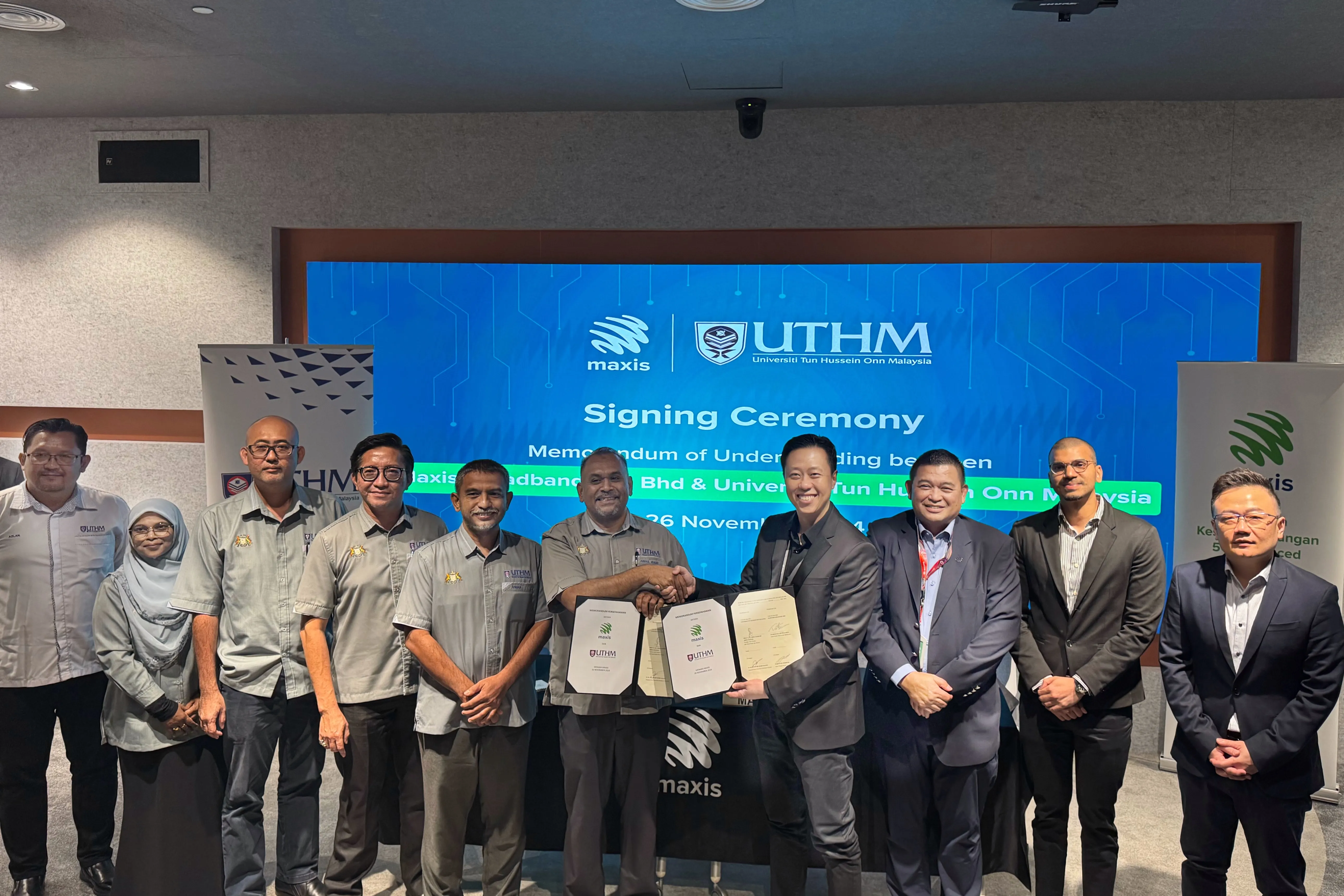 Maxis - UTHM MoU Exchange Maxis - UTHM MoU Exchange