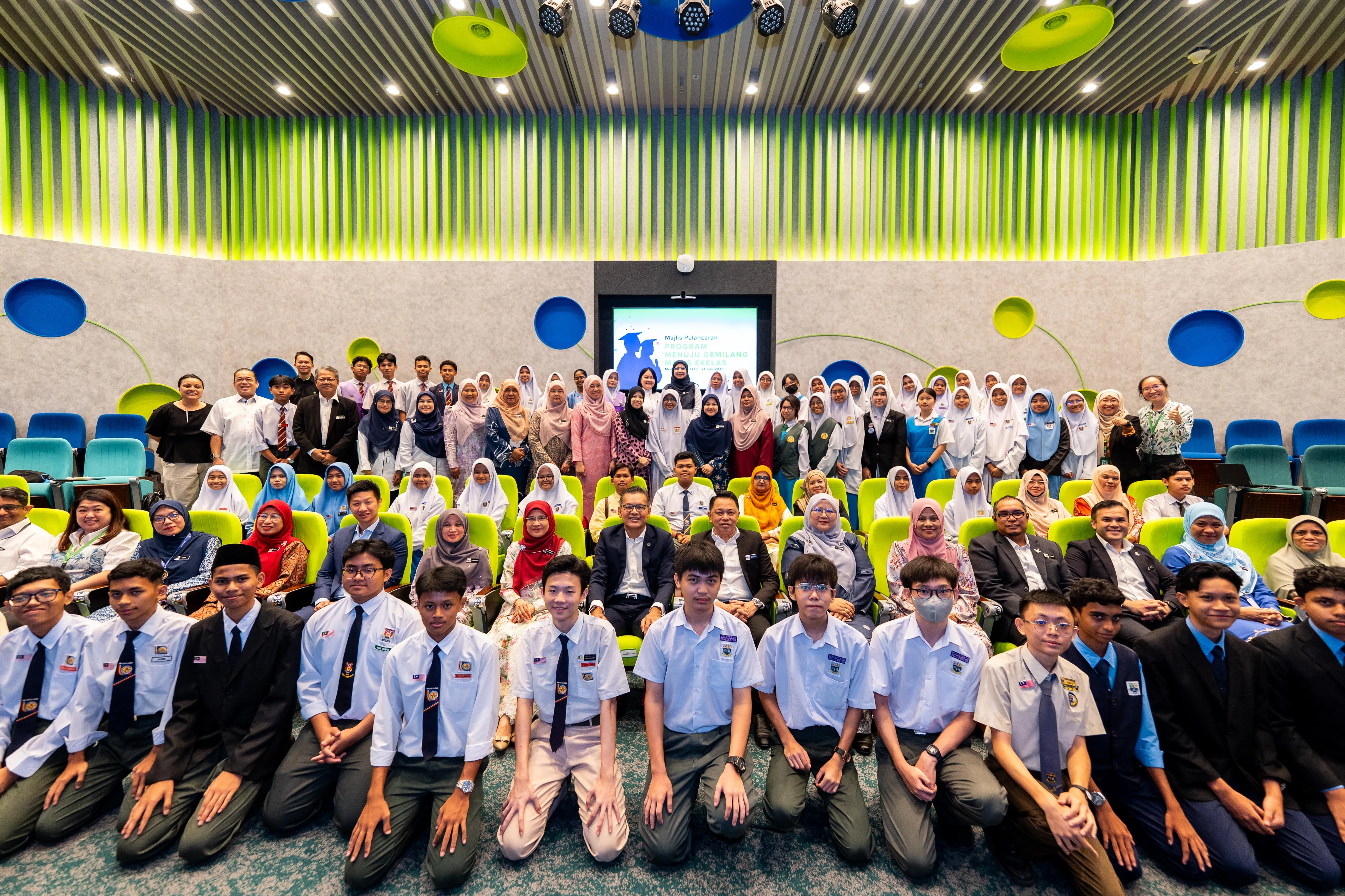 Maxis partners with the Ministry of Education to empower B40 students towards academic success and higher education