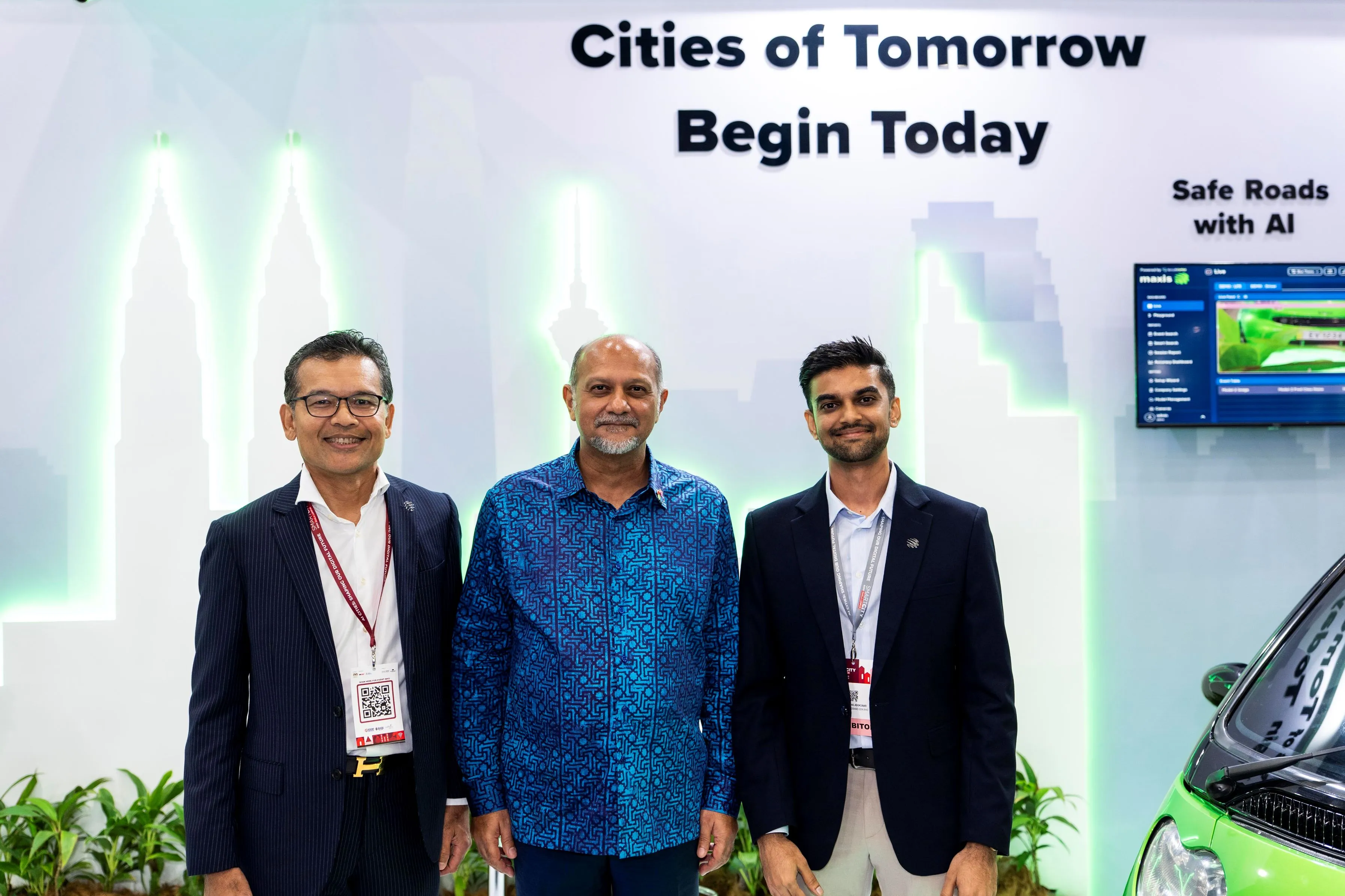 (L-R) Azizul Abdul Rahman, Chief Corporate Affairs Officer, Maxis, YB Tuan Gobind Singh Deo, Minister of Digital, and Shriraam A/L Asokumar, IoT Solution-Enterprise Solutions, Maxis, in front of the Maxis Booth at the Smart City Expo Kuala Lumpur 2025.