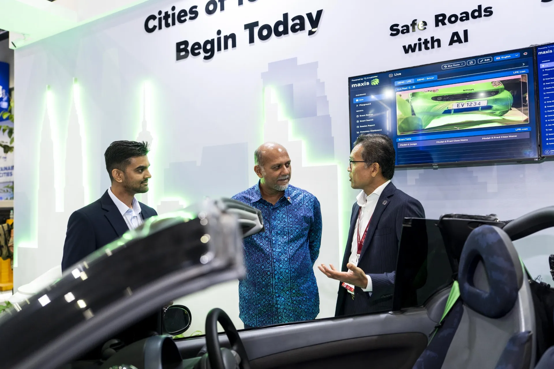 Azizul Abdul Rahman, Chief Corporate Affairs Officer, Maxis, (right) sharing with YB Tuan Gobind, Minister of Digital, (center) how use cases highlight how AI can be applied to solve real-world urban challenges in areas like public safety and traffic management.