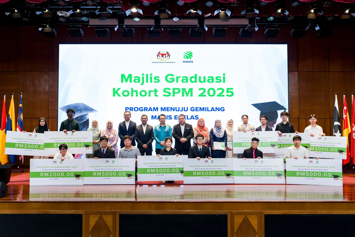 Maxis celebrates Menuju Gemilang graduates, advances higher education access for underserved youths